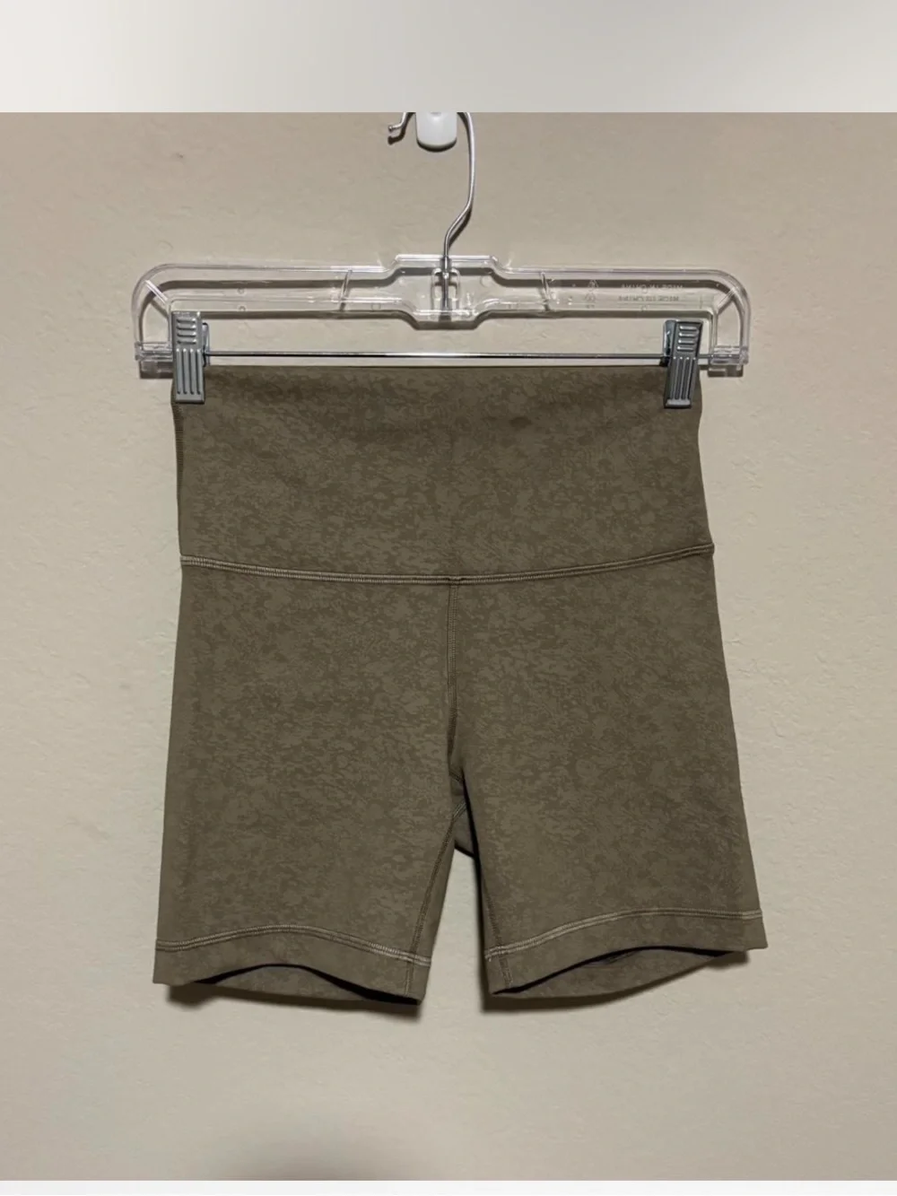 Lululemon Wunder Train High-Rise Shorts 6” – Size 6 – Olive Green Pattern